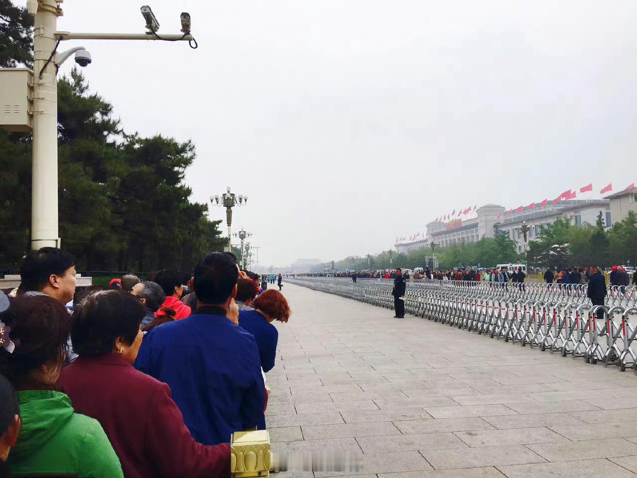 毛主席纪念堂前长队望不到头不论是节假日还是平时，只要天安门广场正常开放，全国各地
