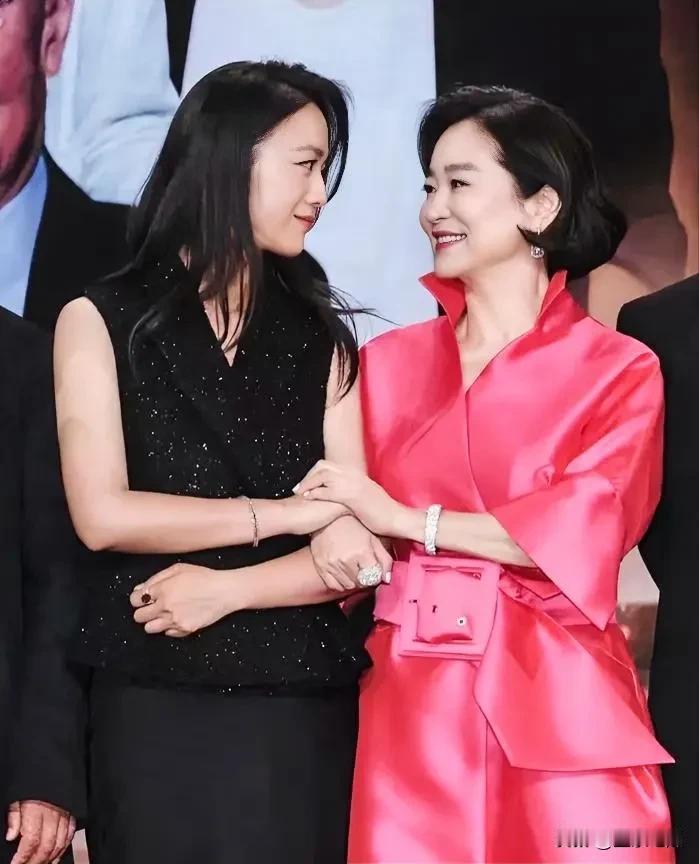 汤唯与林青霞相遇，画面十分温馨。汤唯的眼神里尽是敬仰和欣喜，嘴角带着明媚的笑容。