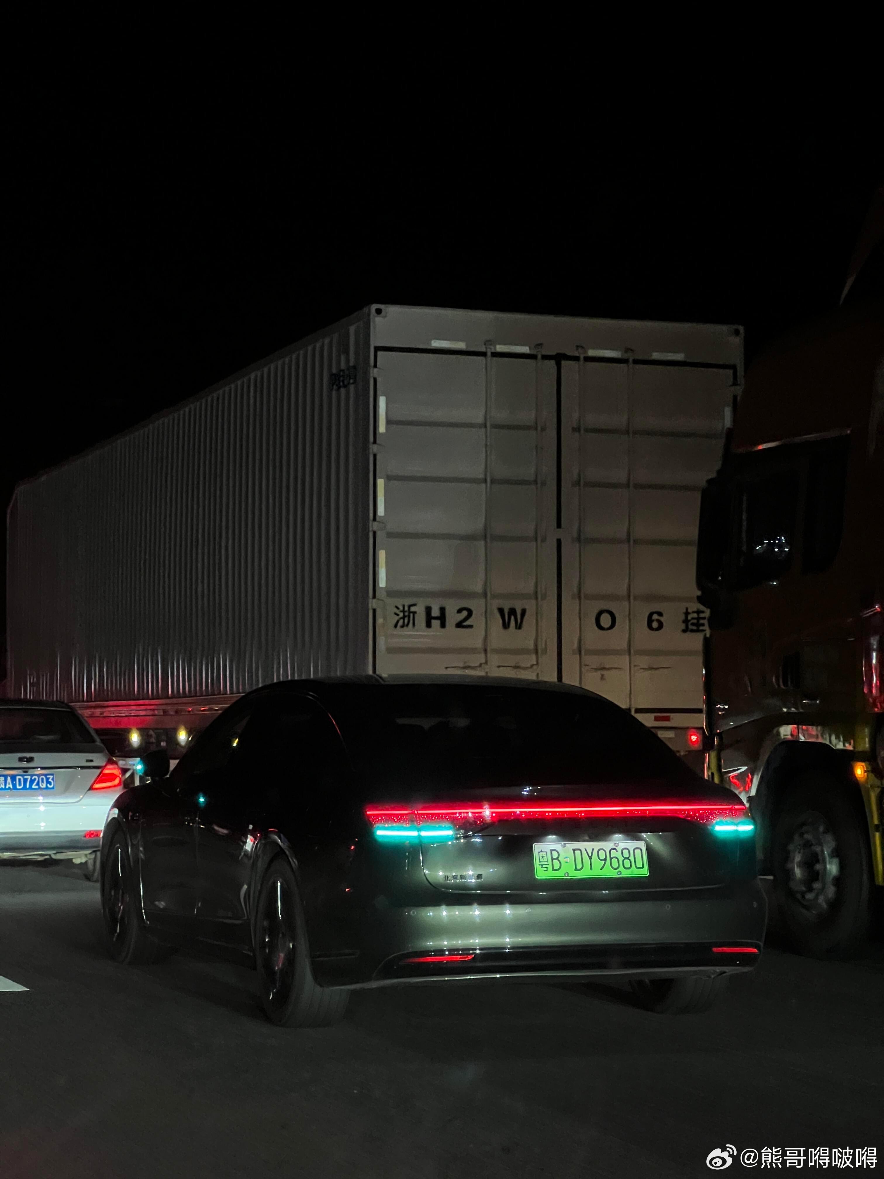 小蓝灯的本质作用，从来不是装饰，而是一套面向外部道路参与者的“非语言沟通系统”。