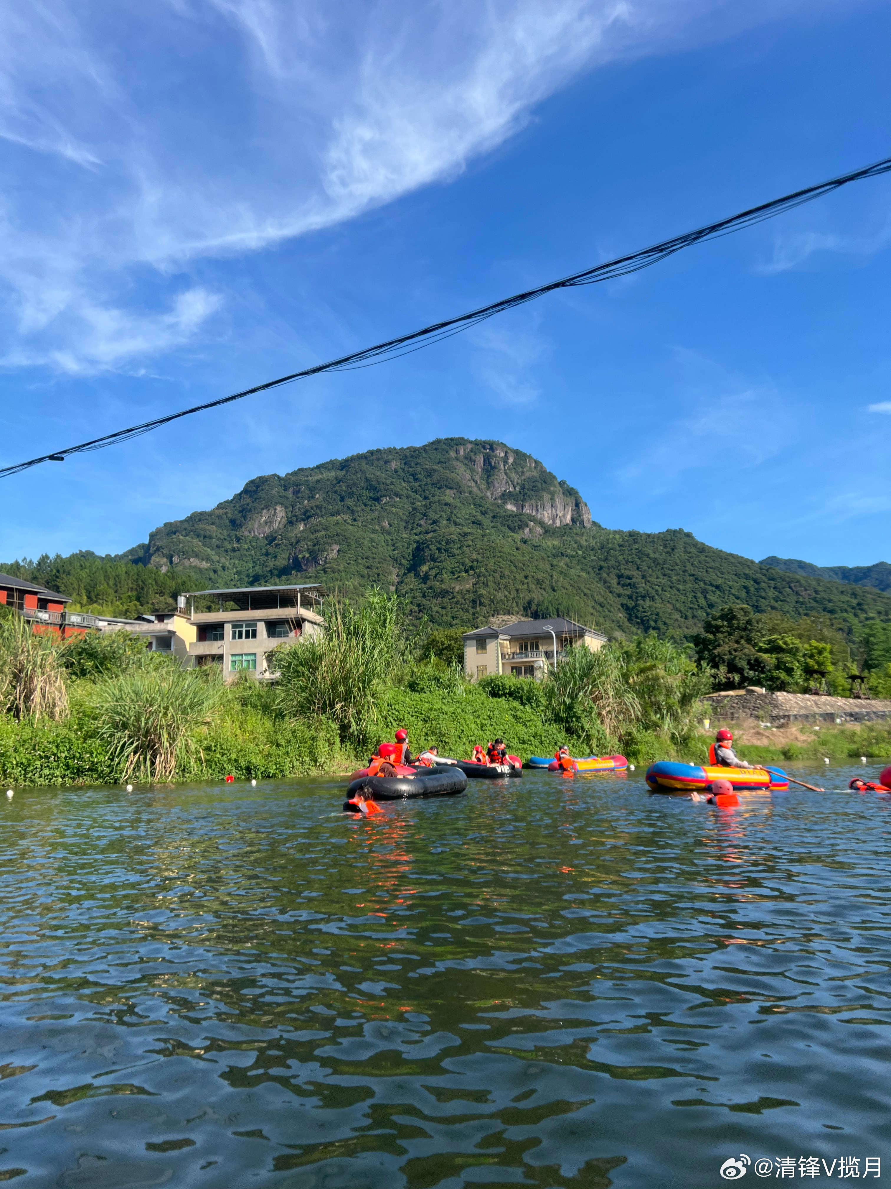 周末携家人打卡永泰赤壁漂流，青山碧水太出片了，打水仗，随波漂流快乐直接拉满，夏天