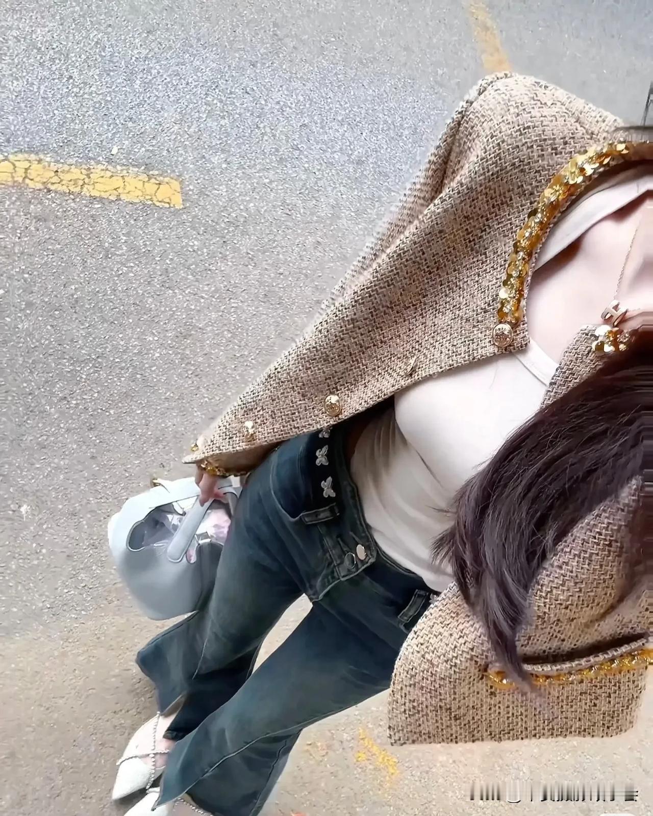 金日穿搭技巧  

粗花呢的肌理裹着金链的亮，软白内搭贴在牛仔的率性里，手拎的浅