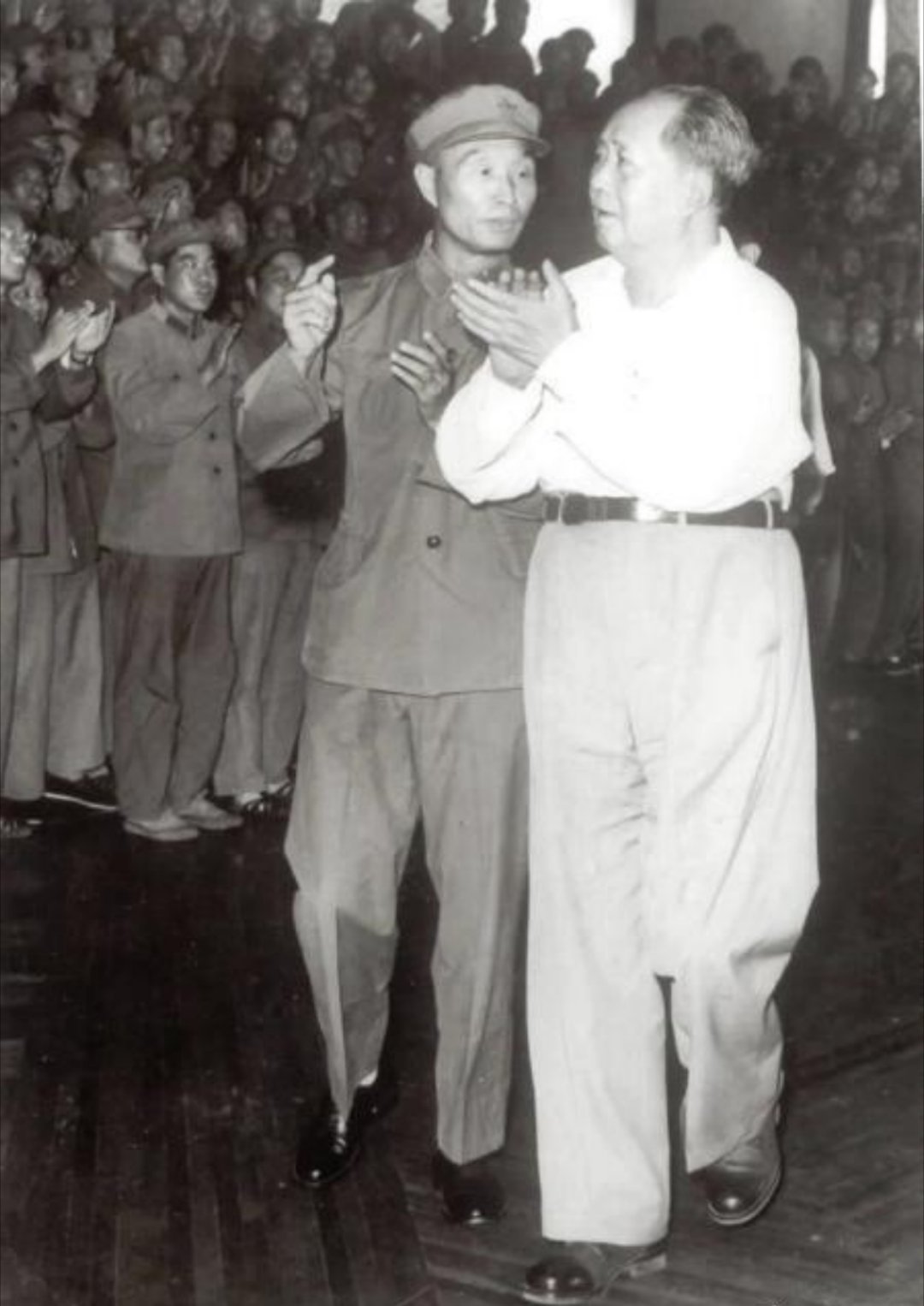 一张老照片，毛主席正在接见部队指战员 ​​​。 ​​​
