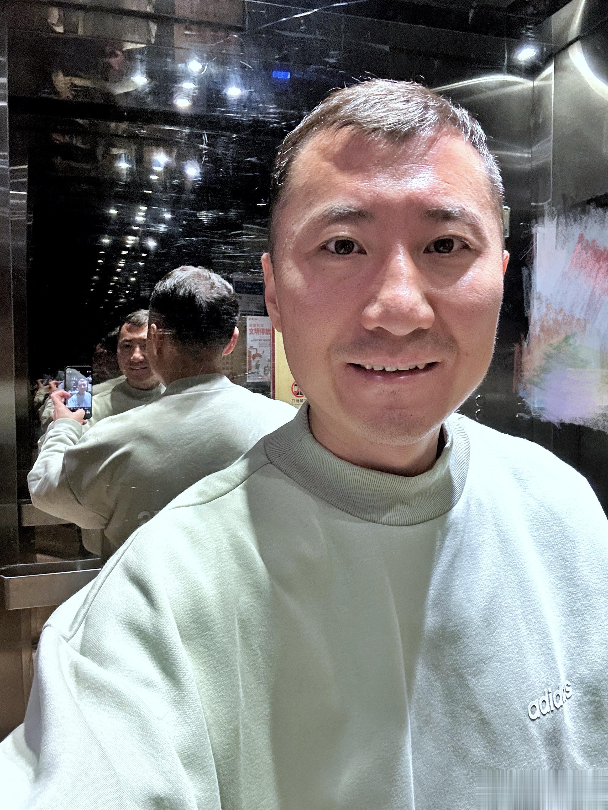 微笑挂在嘴边，行动落于脚下。好梦~~~ ​​​