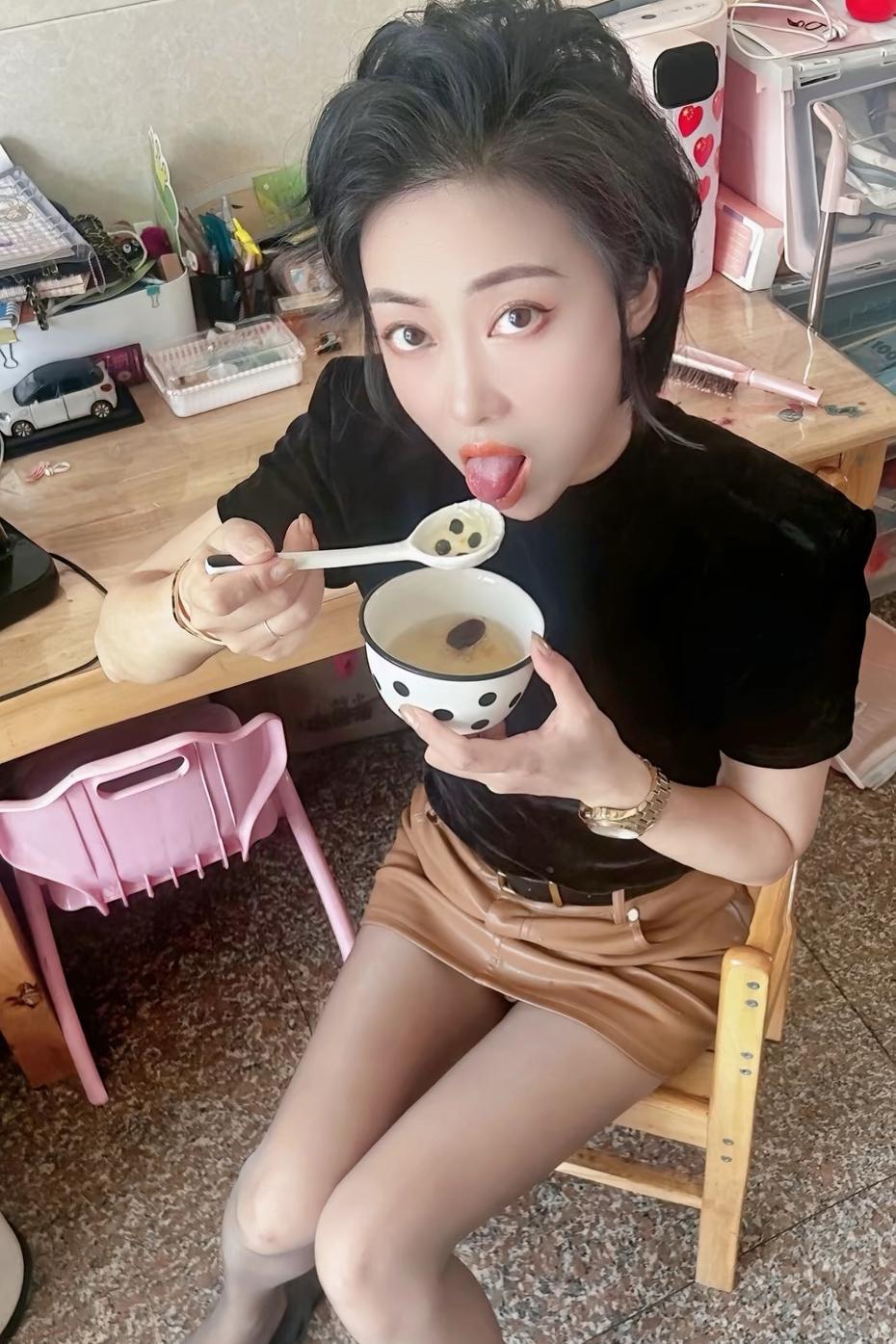 在居家环境中，专注享用美食，或优雅或俏皮的姿态，尽显生活中的时尚