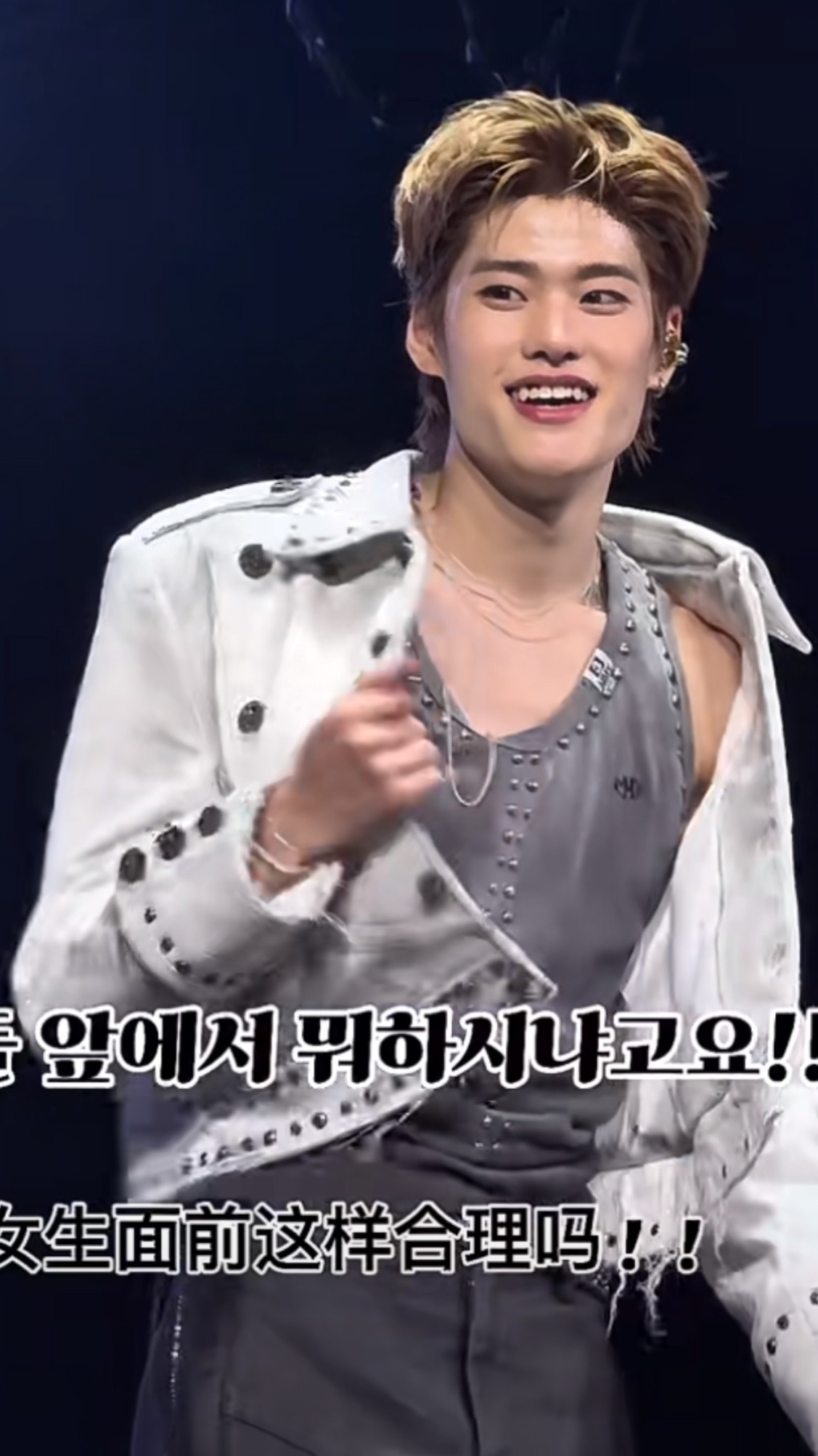 看老公小露香肩我又完蛋了呗