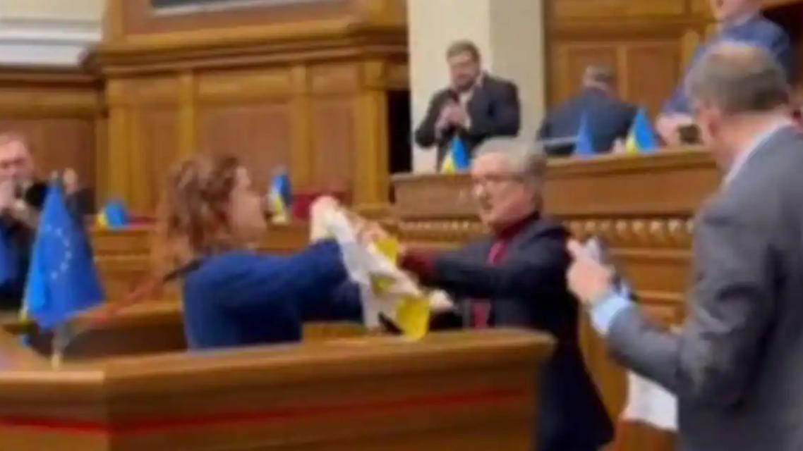 乌克兰议会上演“讲台争夺战”：议员别祖格拉娅为推动军事改革，用海报封锁讲台，引发