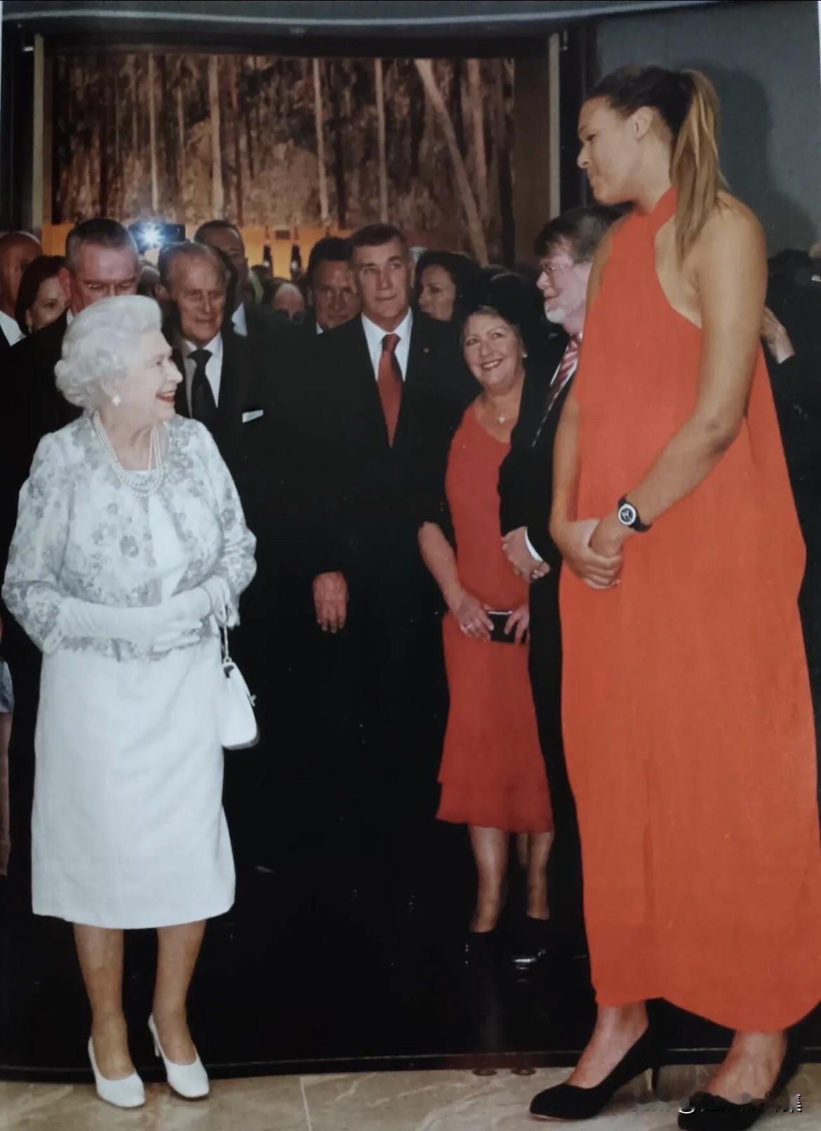 2011年10月21日，伊丽莎二世出访澳大利亚期间，和篮球运动员丽兹•坎贝琪交流