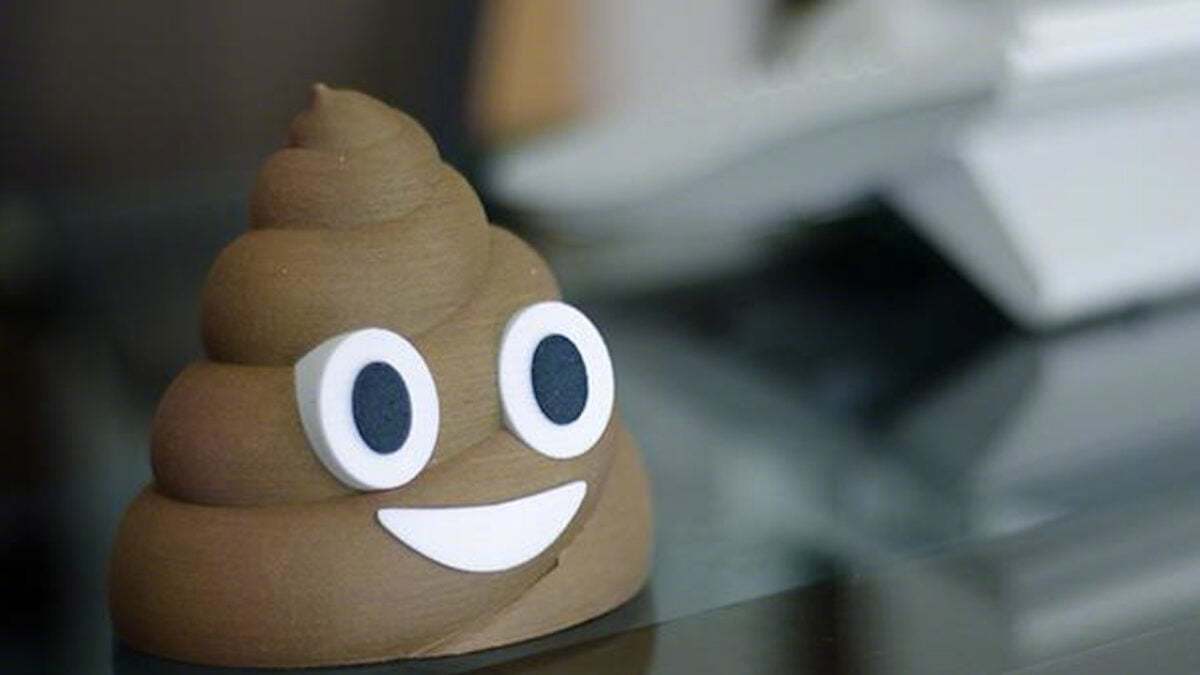 每条工作消息后面缀一个笑脸，是很多人的肌肉记忆。总觉得加个😄能让语气软一点、关