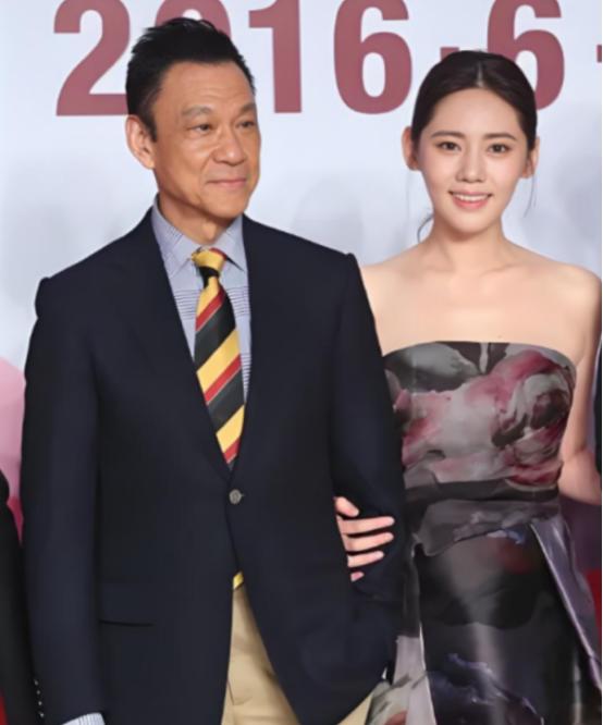 2011年，65岁的王学圻做出了一个震惊圈内外的决定，不顾结婚40年的发妻孙昌宁