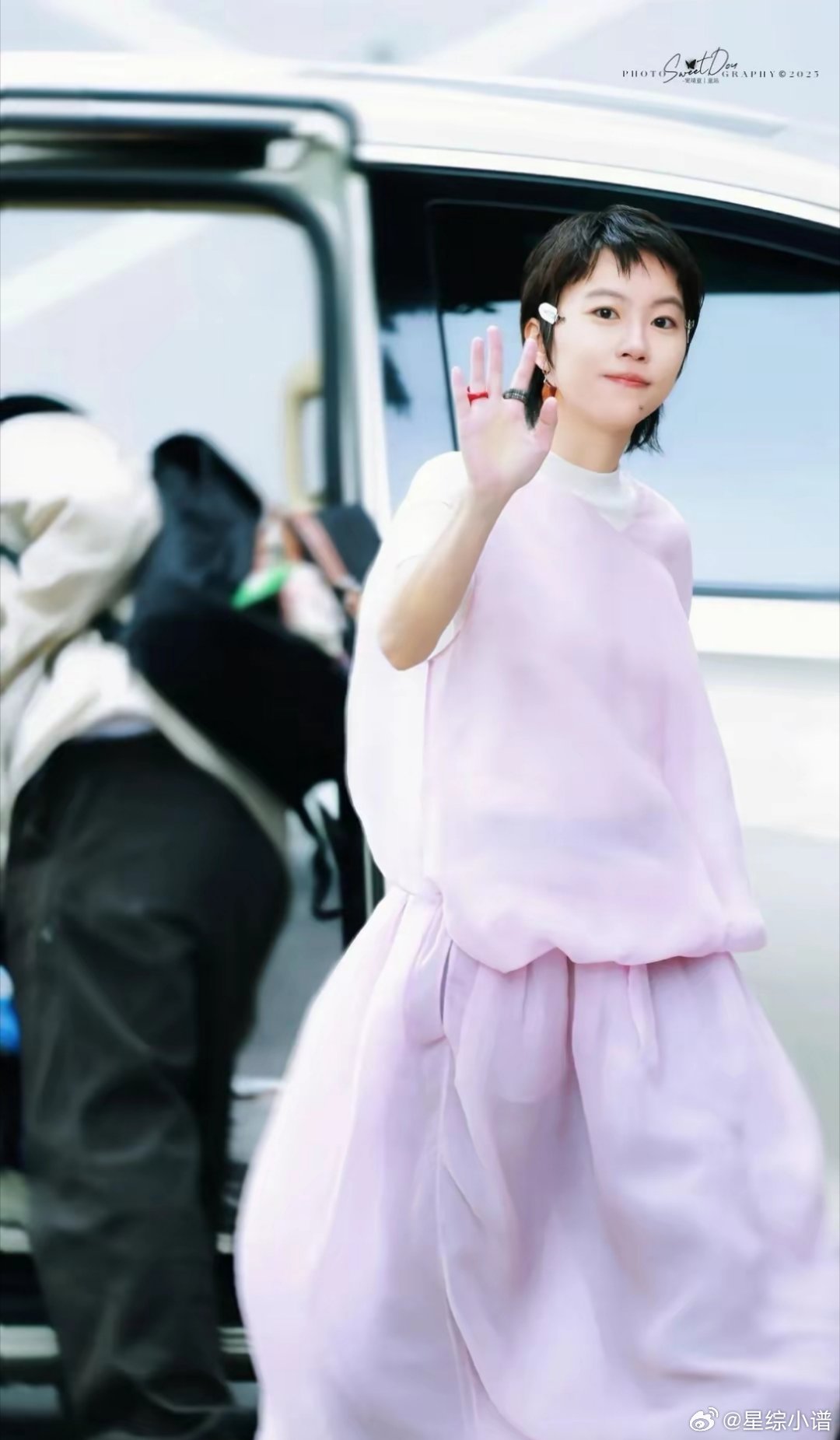 王菲大女儿最新上班照, 28岁窦靖童穿粉裙好少女, 低头一笑好像王菲 ​​​