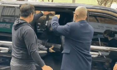 大S下车那瞬间，具俊晔抬手挡车门的动作，被镜头抓得清清楚楚。没花哨的台词，没刻意