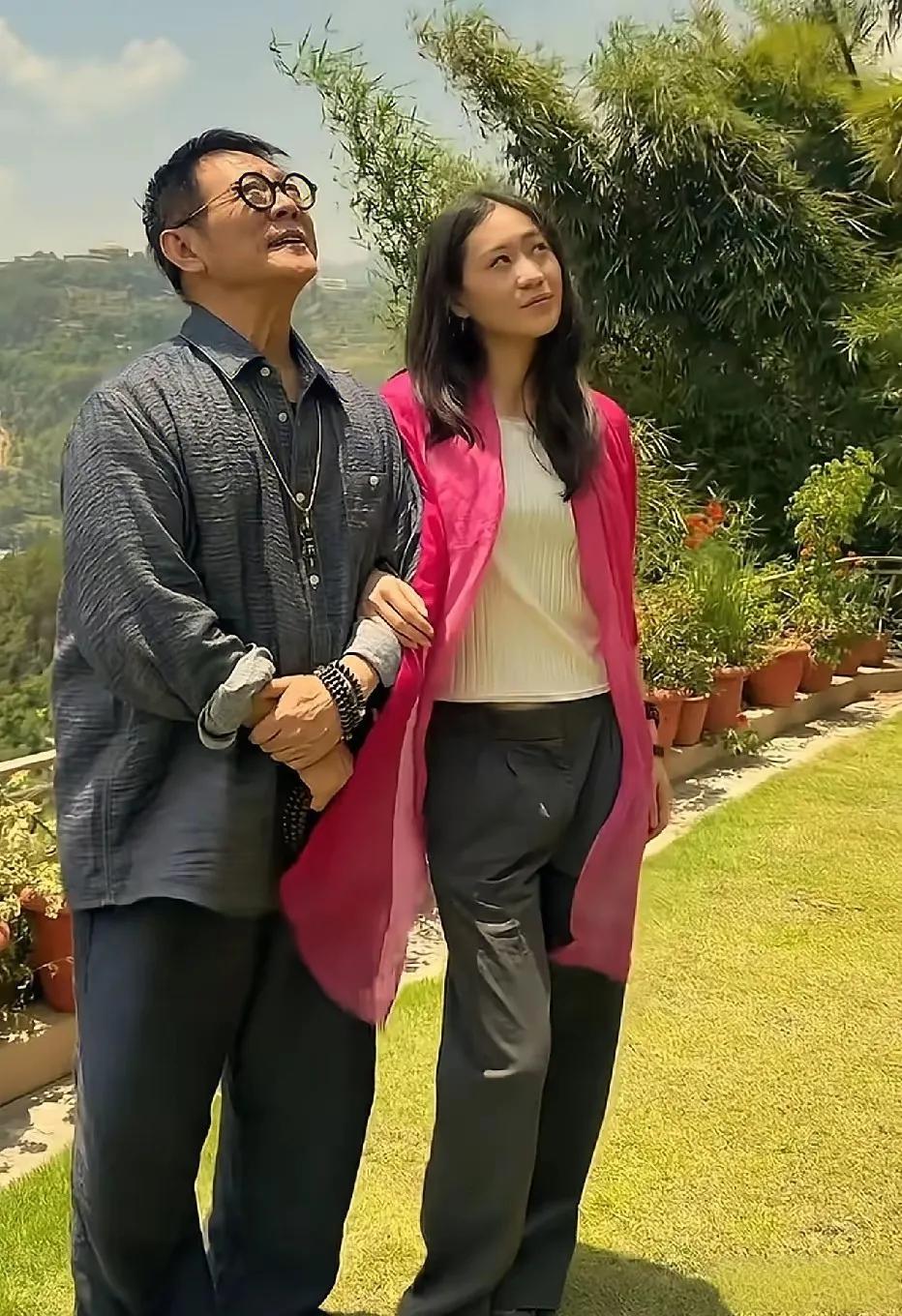 功夫巨星李连杰，最近被拍到在尼泊尔陪小女儿生活。镜头里的他，没什么明星架子，就像