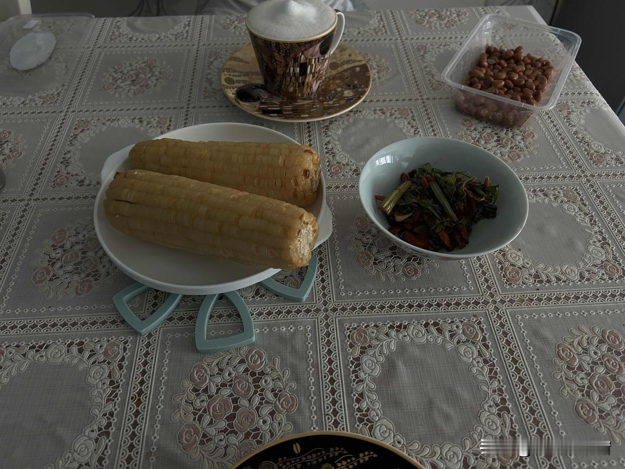 混搭的早餐：苞米，咸菜，花生米，咖啡。
我是爱吃苞米的，每每出行的时候入住酒店，