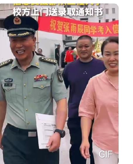 “火到人民日报了！”山东淄博，一位母亲正在家做饭，听到小区里面挺热闹，她以为是谁