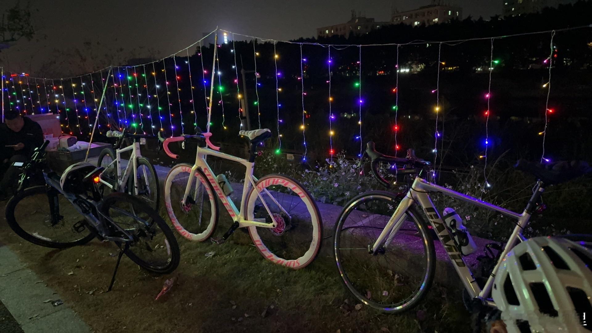 和朋友们去骑车，最终的目的地是：🍲 