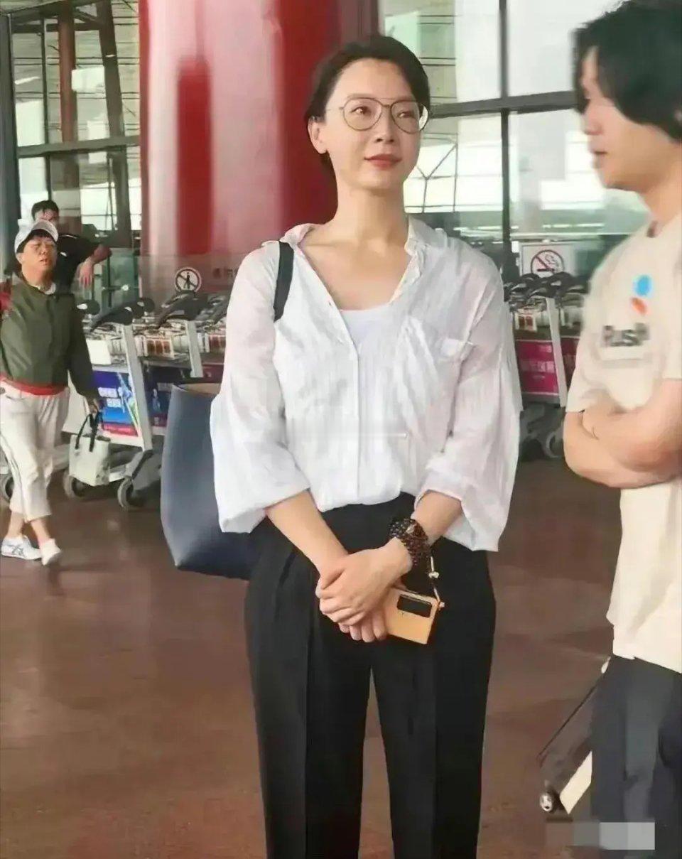 明星近视眼真的少见，老戏骨陈数感觉很少拍戏了，状态还是那么好呢。 ​​​