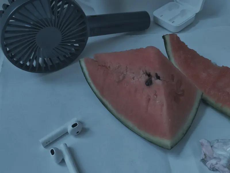 夏日爱好打卡，我首推会理大海子和上海的 150 咖啡。
会理大海子是个沉浸式纳凉