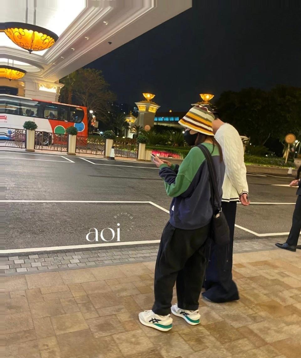 要不是知道宋轶在四川拍戏 还以为白敬亭和她在澳门逛街 