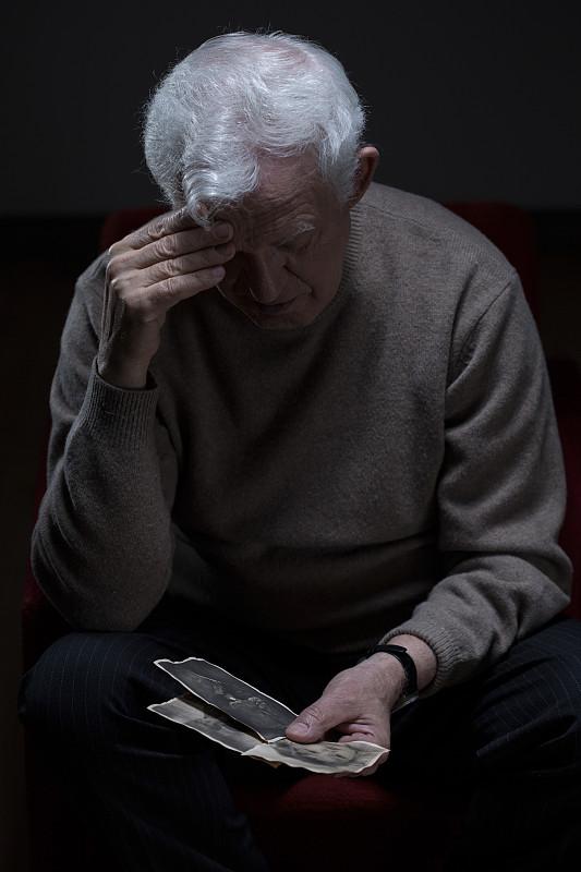 前几天整理旧手机相册，翻到三年前存的那张想去看的海边日出攻略，底下还标着“等忙完