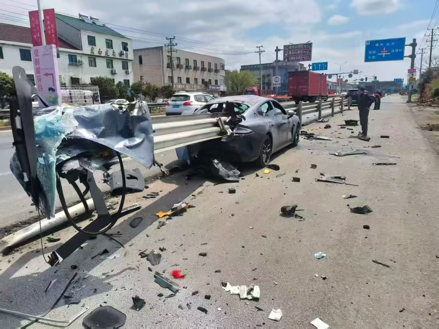 这让我想起了《飞驰人生3》历小海的事故……开得太猛了也，人没事就好。