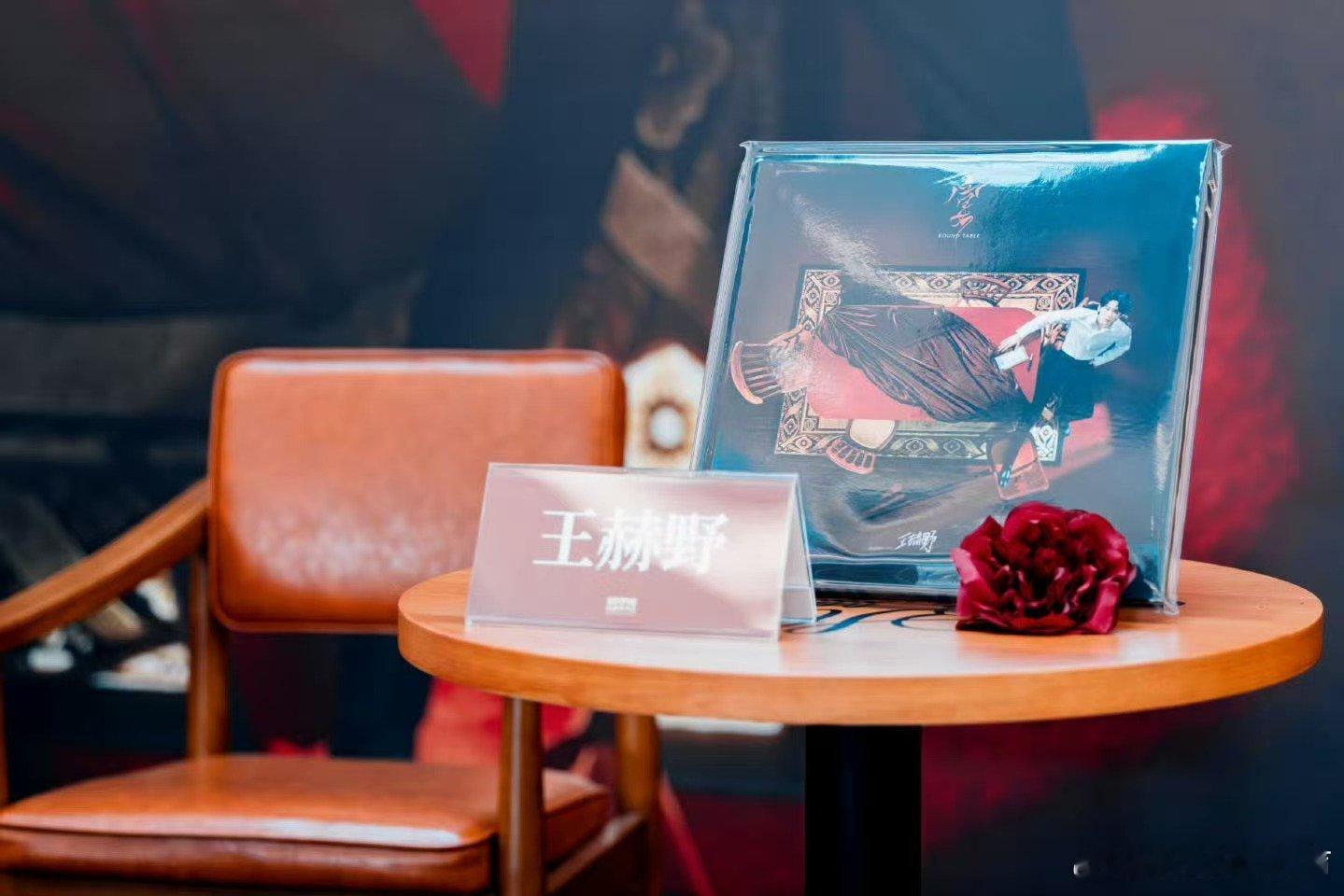 王赫野在郑州排面拉满从清晨到午后，长长的队伍里没有一位粉丝中途离开，当他挥手的瞬