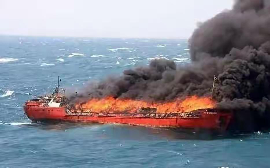 伊朗这次直接火力拉满，在霍尔木兹海峡硬刚美国，二话不说就把美国油轮炸了！现场视频