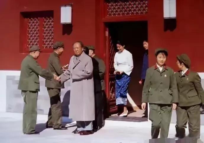 第一次看到这张照片，毛主席与男军人握手。两位年轻的女军人穿着军装，一位回过头来看