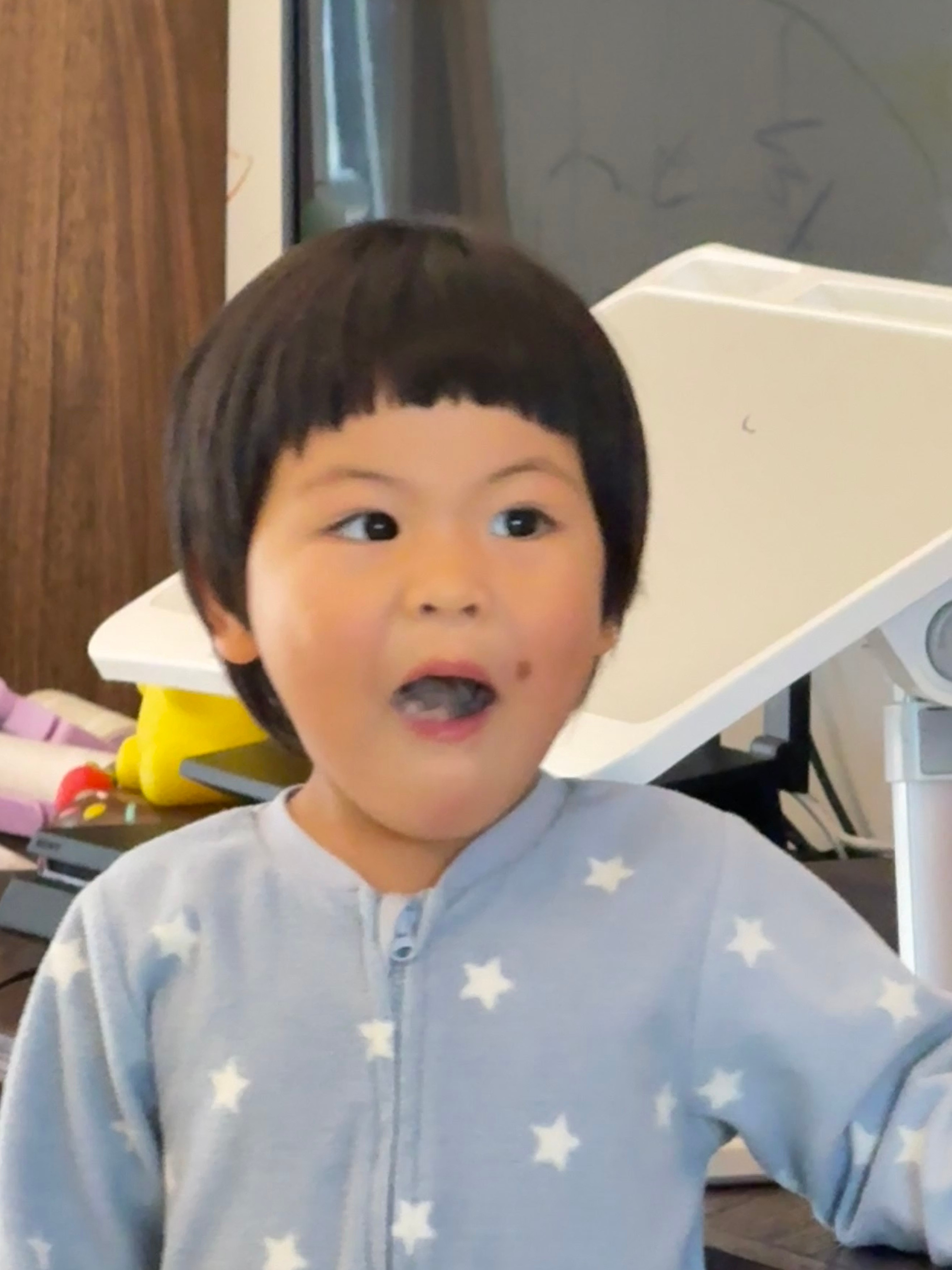 跟球宝讲餐桌礼仪，吃东西的时候不要张嘴，不要一边吃饭一边说话之类的好家伙球宝听完