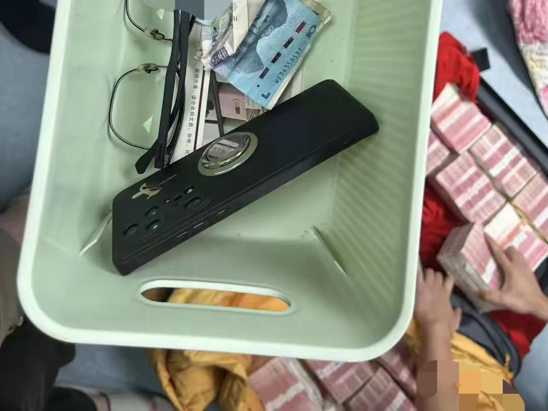 福建两男子拖大型行李箱装400万现金坐动车，警方成功拦截，查后发现是“老赖”找人
