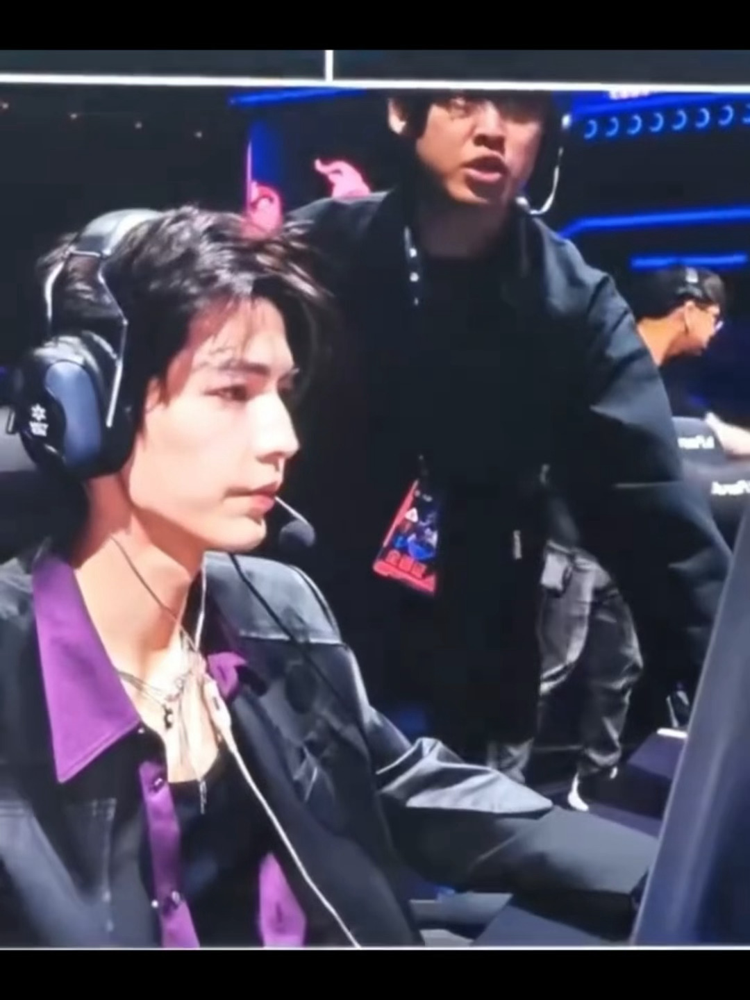 张凌赫耳夹皮衣造型啊啊啊有这样的电竞男友你几点回家