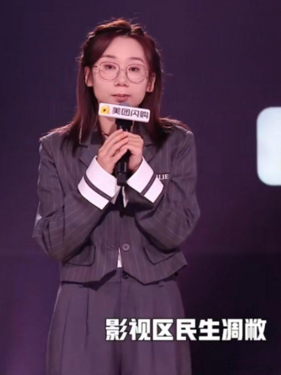 上联：影视区民生凋敝下联：评论区文艺复兴横批：网友皆梗王影视区民生凋敝评论区文艺
