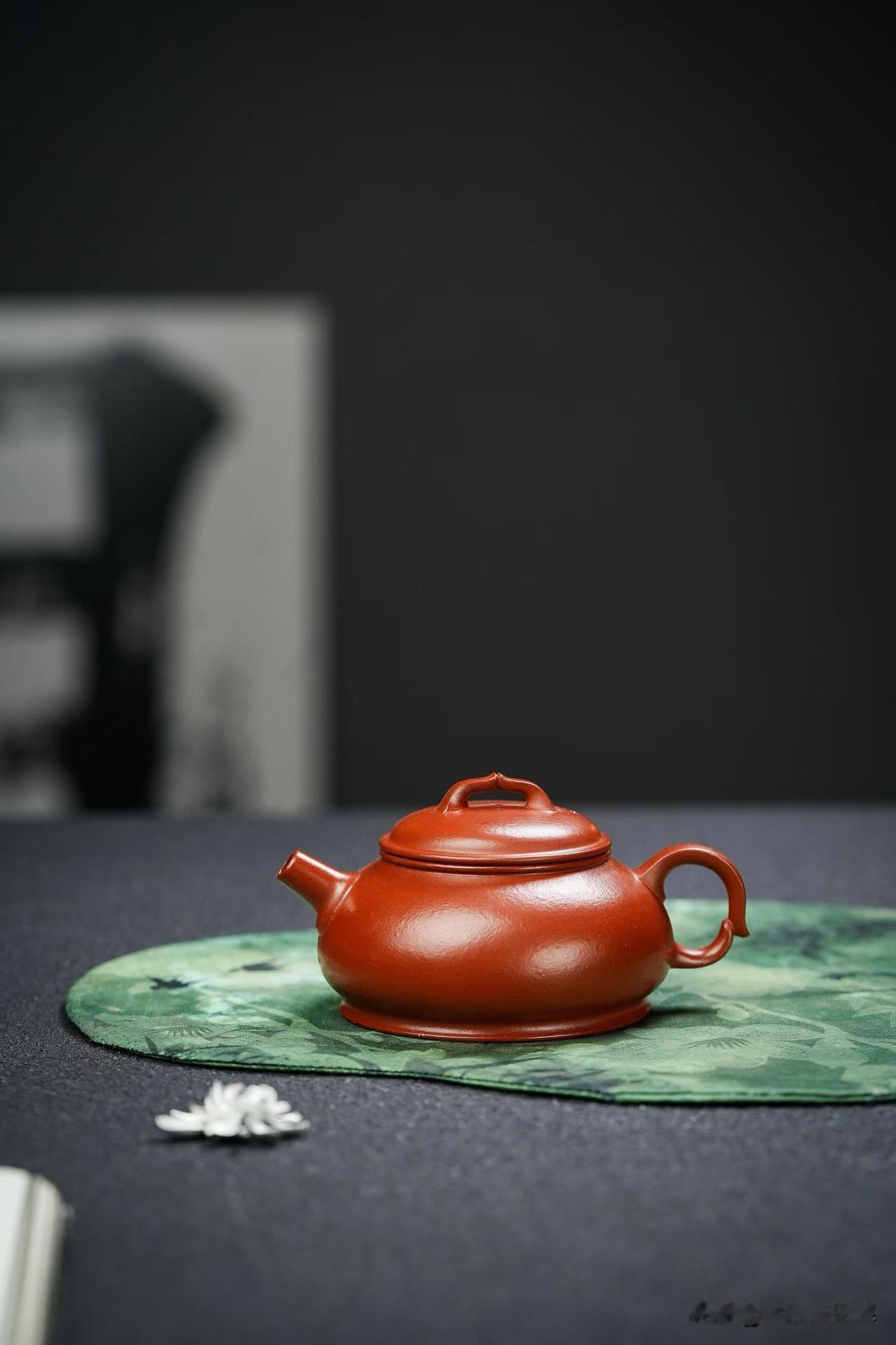 壶身那层发黑的东西，叫“死光”
玩壶这些年，我见过最让人心疼的画面，不是一把壶摔