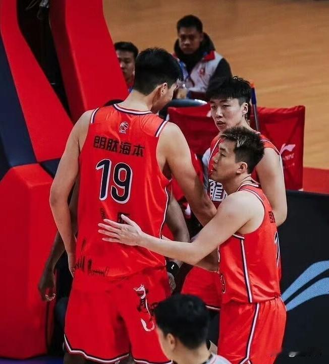 绝对强点！徐昕谈郭艾伦：

“伦哥的贡献真的非常大。”

“有他这个绝对强点。”