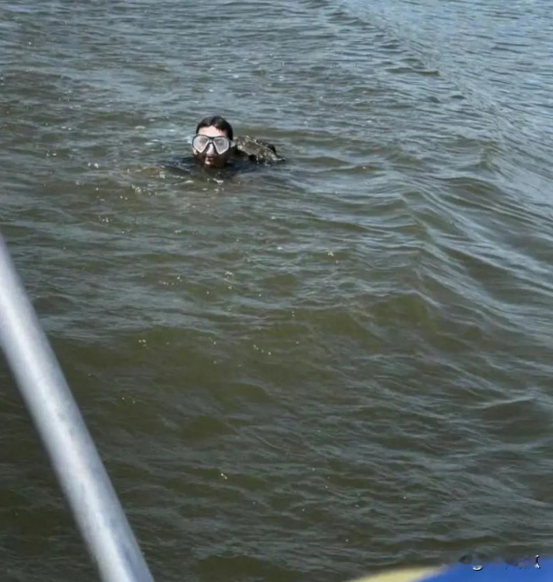 前段时间说过，乌克兰的潜水游泳设备肯定好卖，真有乌克兰青年用上潜水设备，企图偷渡