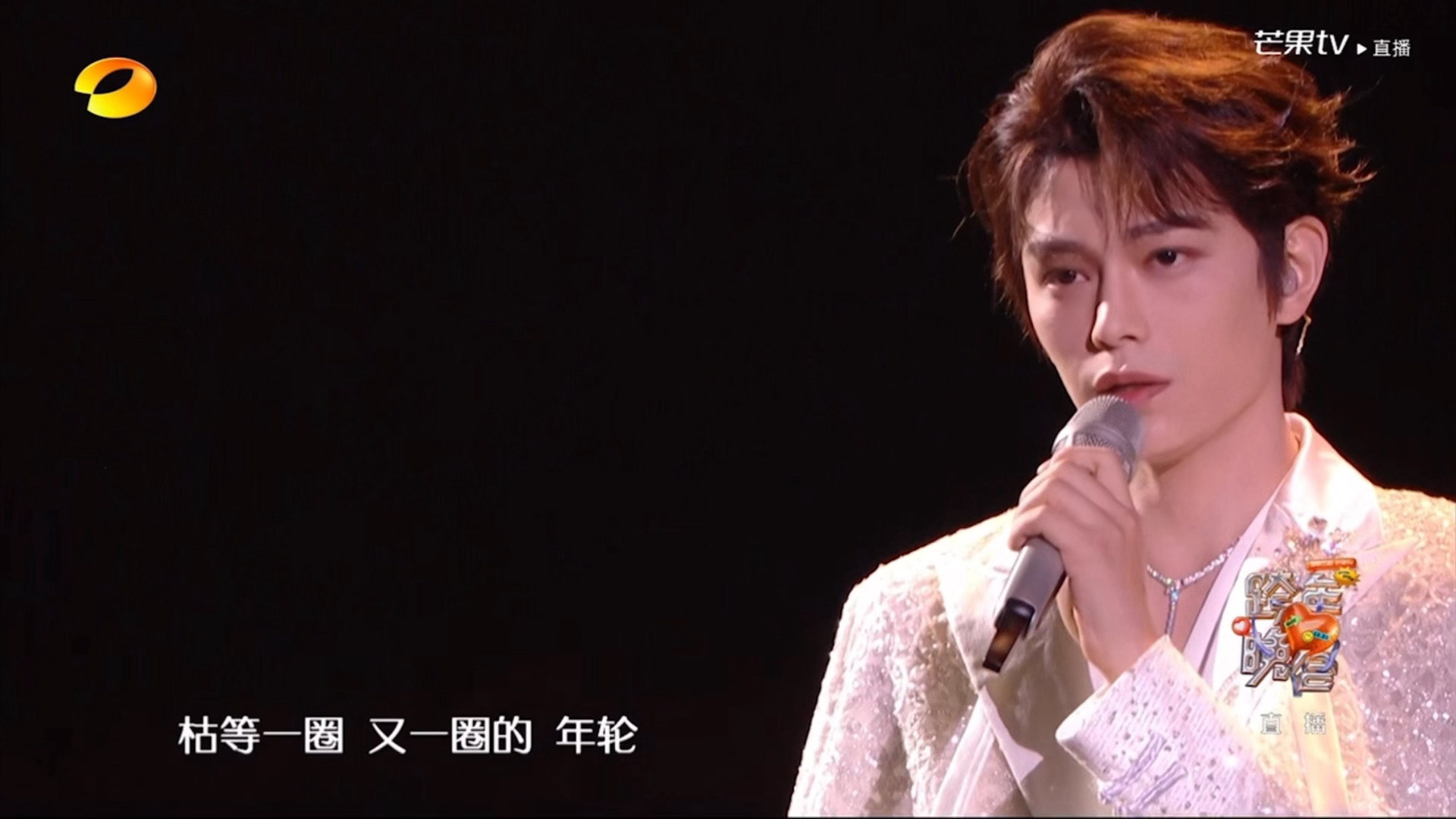 家兮就是一个唱歌舞台也会被简简单单的怼脸帅到：  