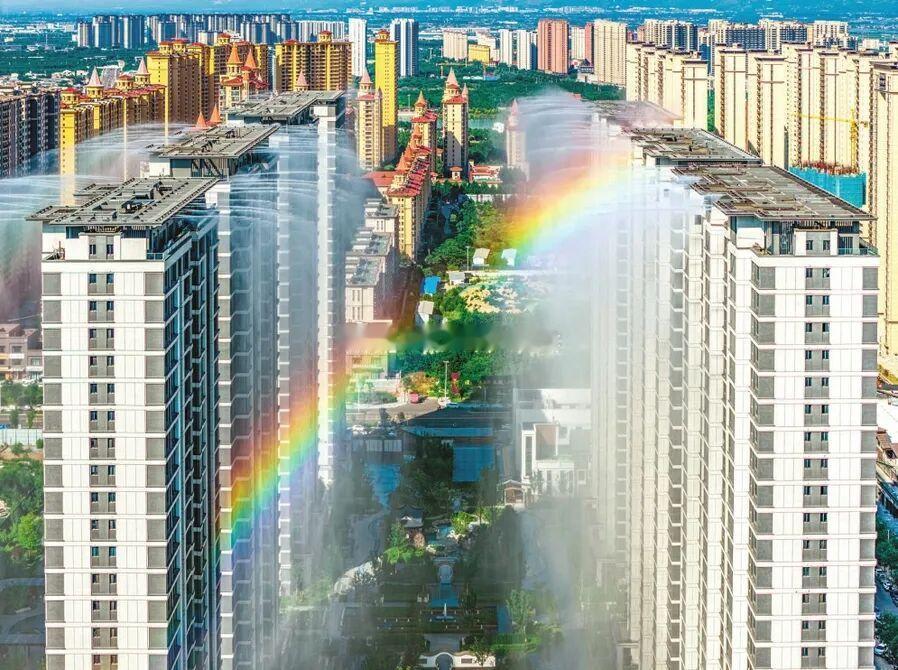 山西一小区楼顶降温喷雾走红海外   7月1日，外交部发言人毛宁在海外社交平台发布