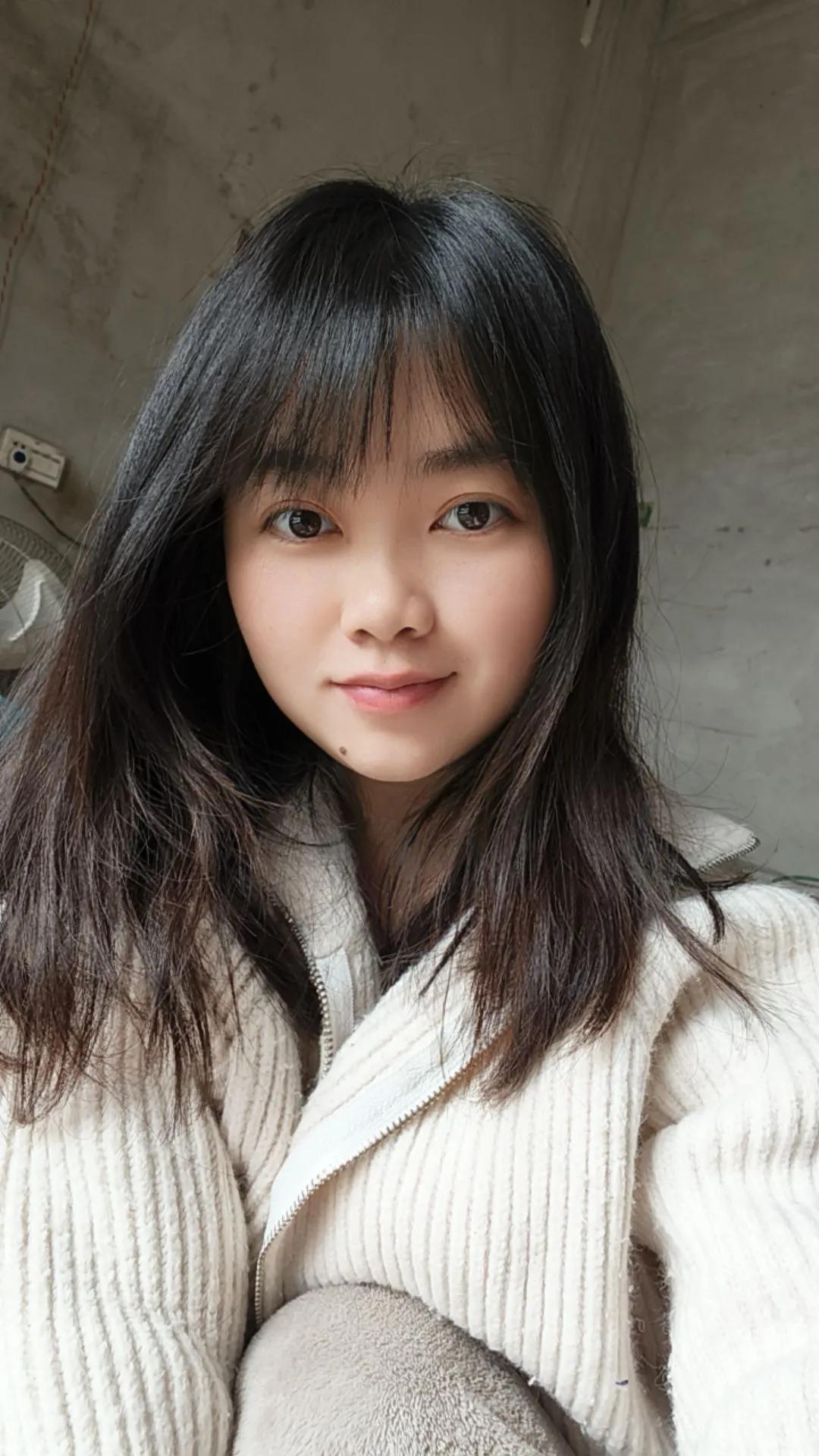我来自广西梧州，岑溪市，出生于农村！

小时候，我清晨五点，天还没亮，我就摸黑起