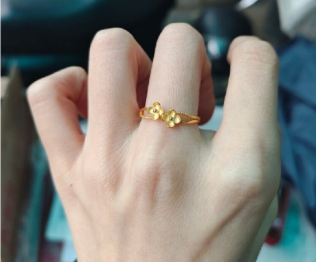 以前总觉得戒指戴久了会腻，直到入手周大生这枚才发现不是！简约的款式，上班通勤戴低