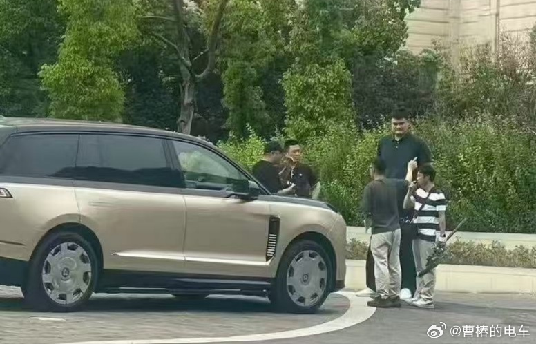 姚明的蔚来ES9，空间应该算是什么水平呢？要不要姚明测试一下头顶几指，腿部几指啊