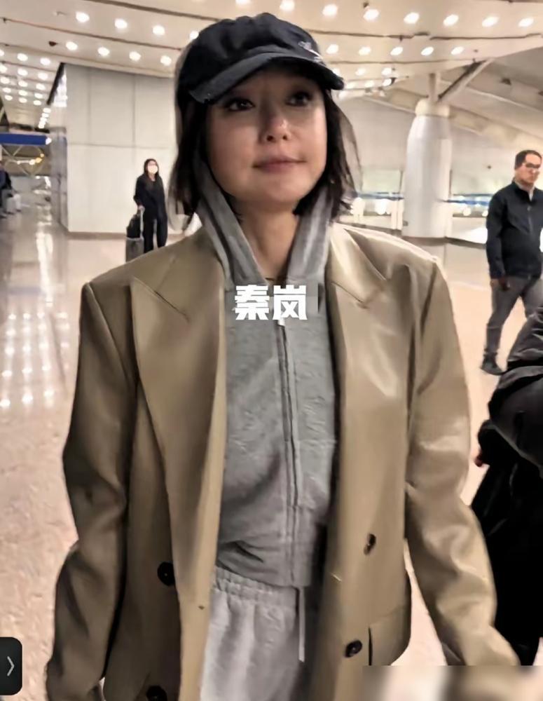 45岁的秦岚，真的是一个拼命三娘！她因为声带问题，喝水都会呛到肺。

已经快4年