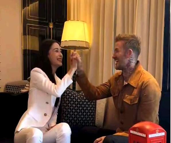 不得不说，杨颖这社交圈是真牛啊，最近又跟贝克汉姆同框了。

画面里俩人聊得那叫一