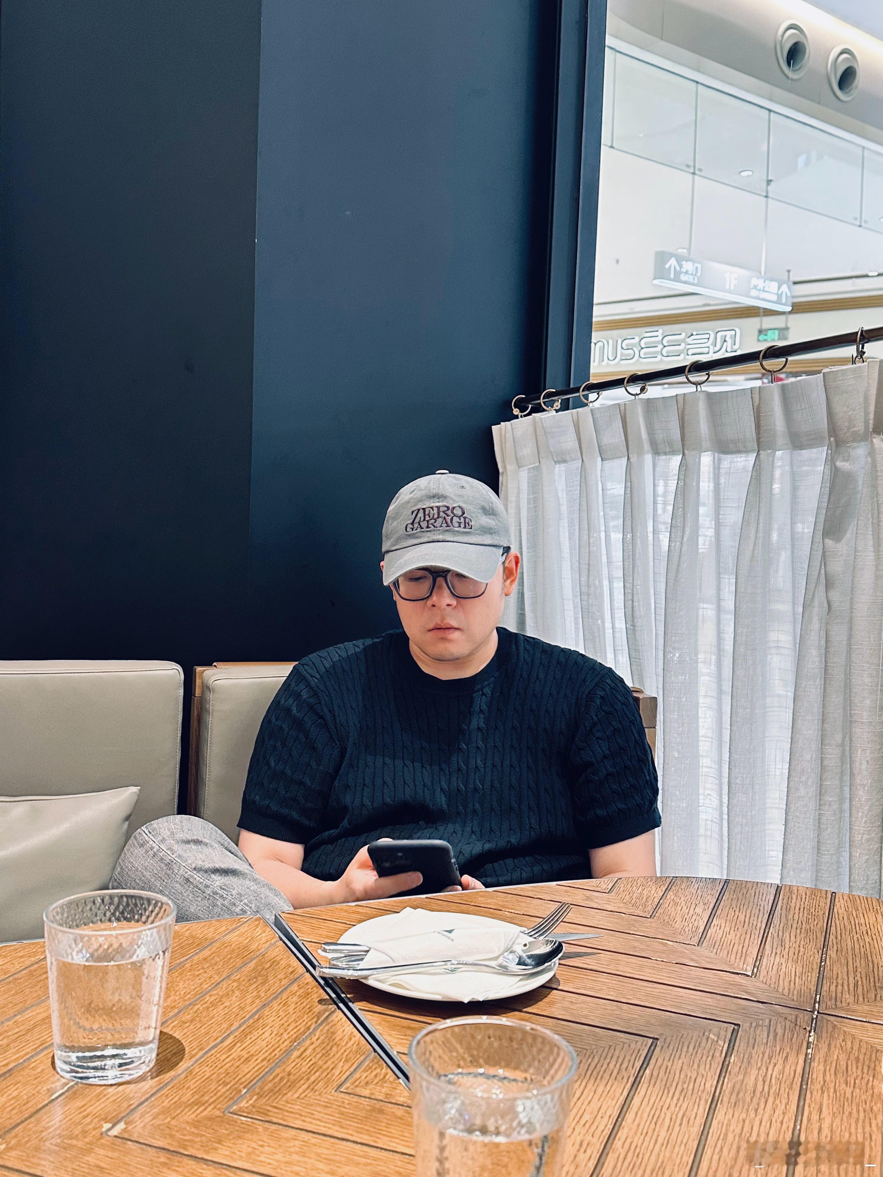 下班后在外面吃顿饭都觉得累 连商场也逛不动了 怪不得全社会普遍看不起中年男性的消