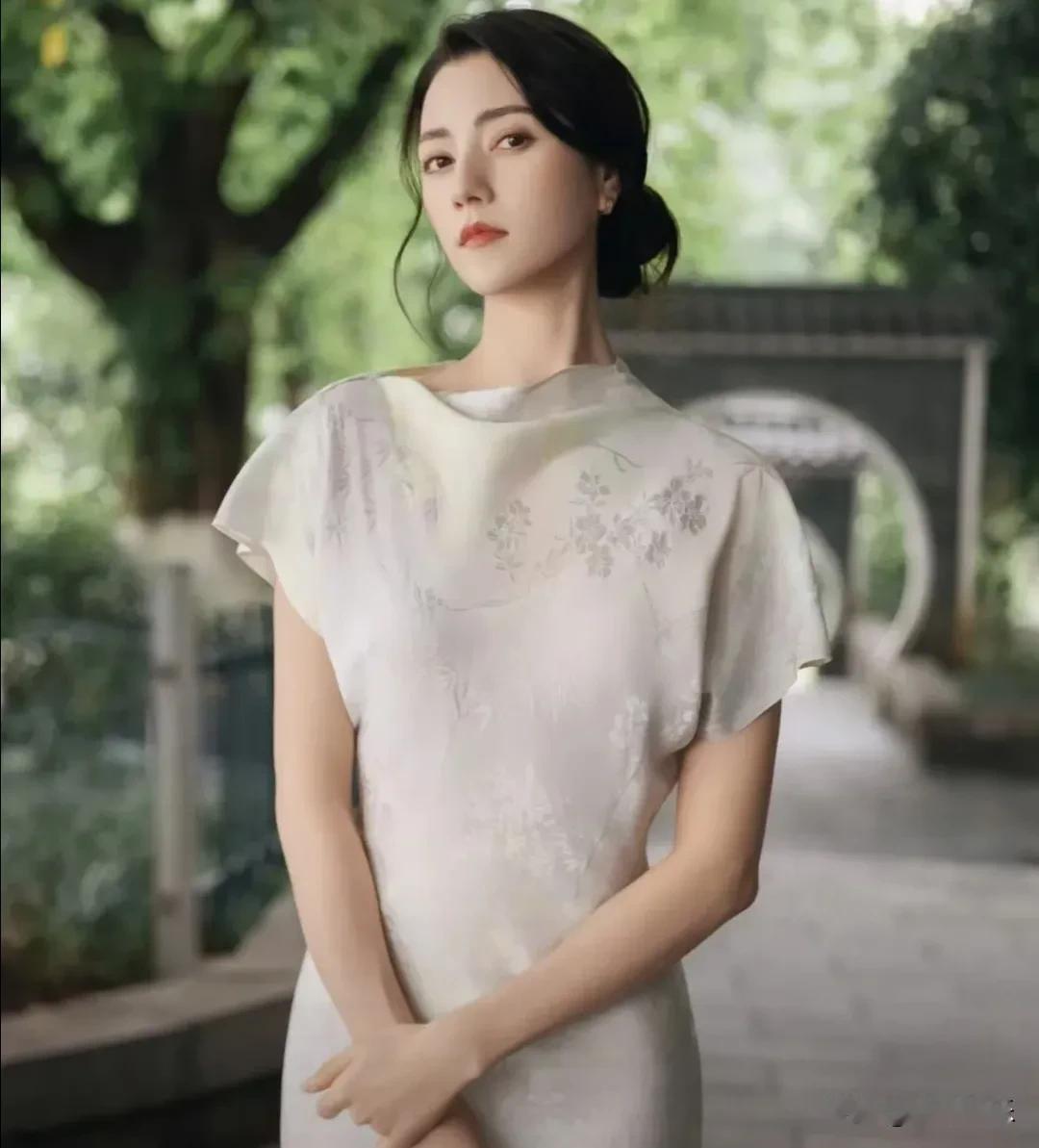 近日，就在全网热议娜然“即将嫁入霍家”的时候，
她转头就在浴缸里拍了一组照片，瞬