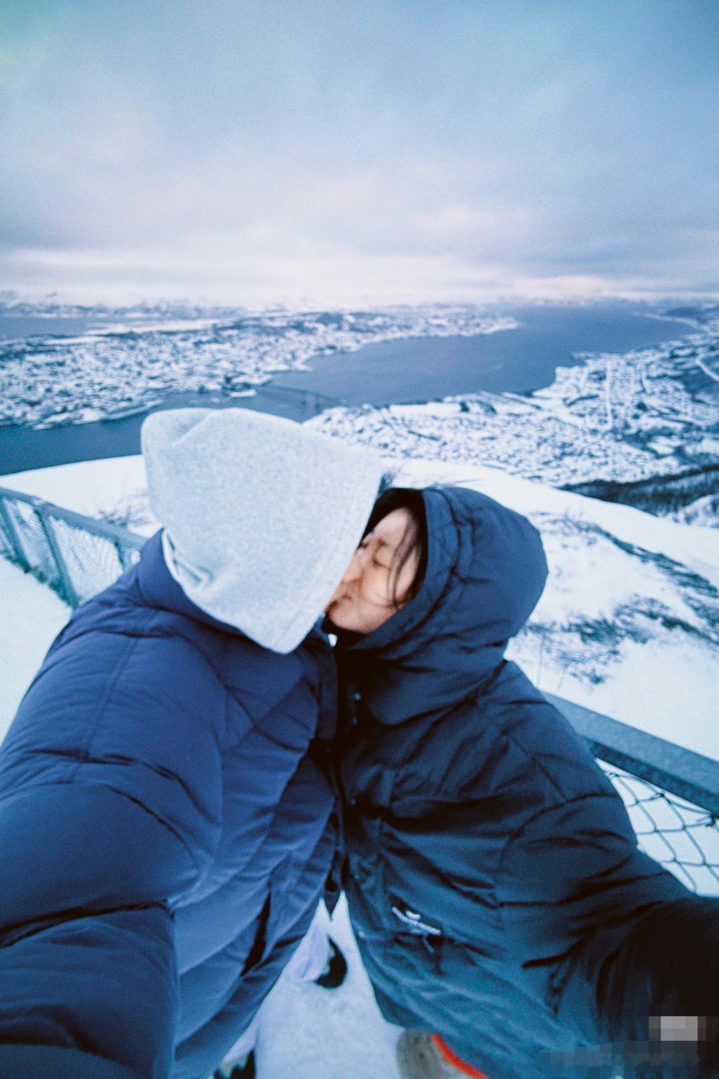 李嘉格与男友雪地接吻李嘉格和男友雪地接吻 李嘉格和男友的浪漫还在继续，他俩在冰天