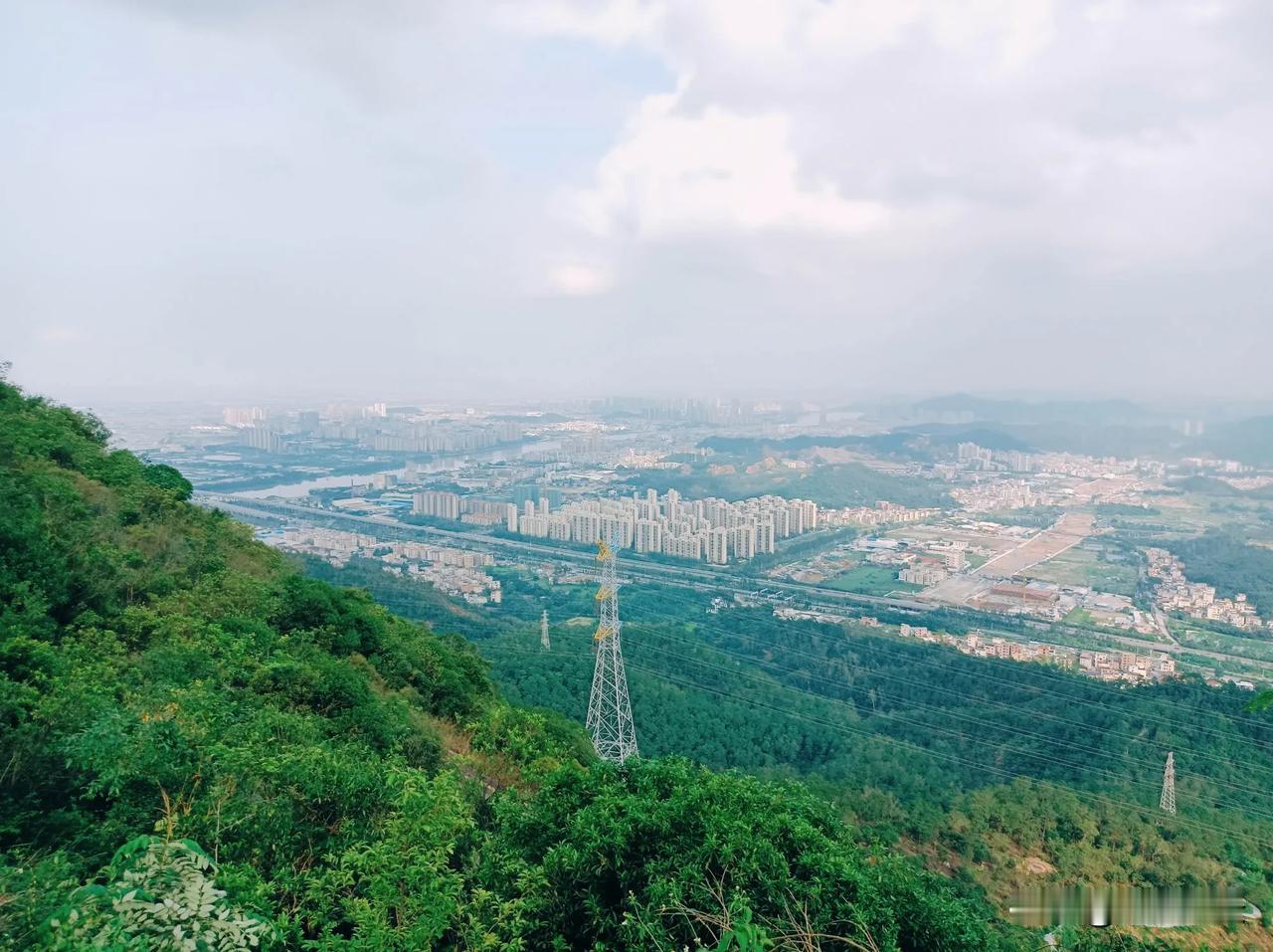 九月，晴空万里，秋高气爽，正是出游好时节！走吧，一同前往黄杨山，一起探寻秋天的美
