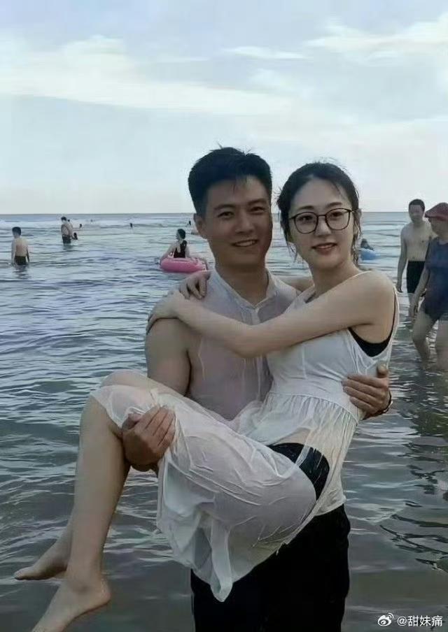 海边浪漫时光，甜蜜的拥抱🌊💕
