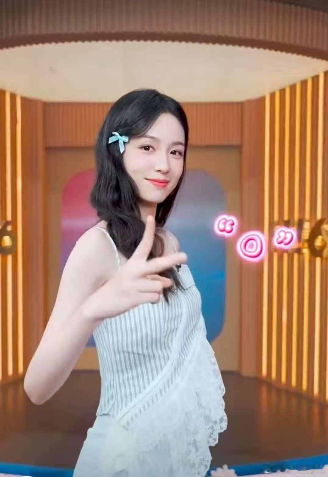 周也丞磊hi6跳LOVE手势舞你好星期六hi6这周的名场面预定！周也丞磊同框打招