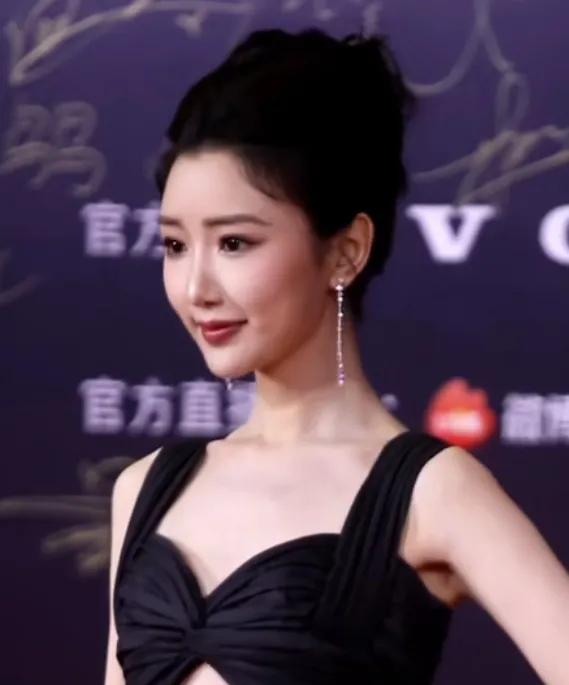 黑色的也穿出甜美范气质，稳稳拿捏住，胶原蛋白多，眼晴亮亮的[比心]毛晓彤越来越美