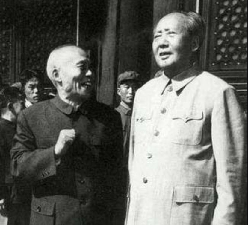 1966年10月1日，李宗仁应邀参加国庆典礼，在休息室，毛泽东问李宗仁对这场史无