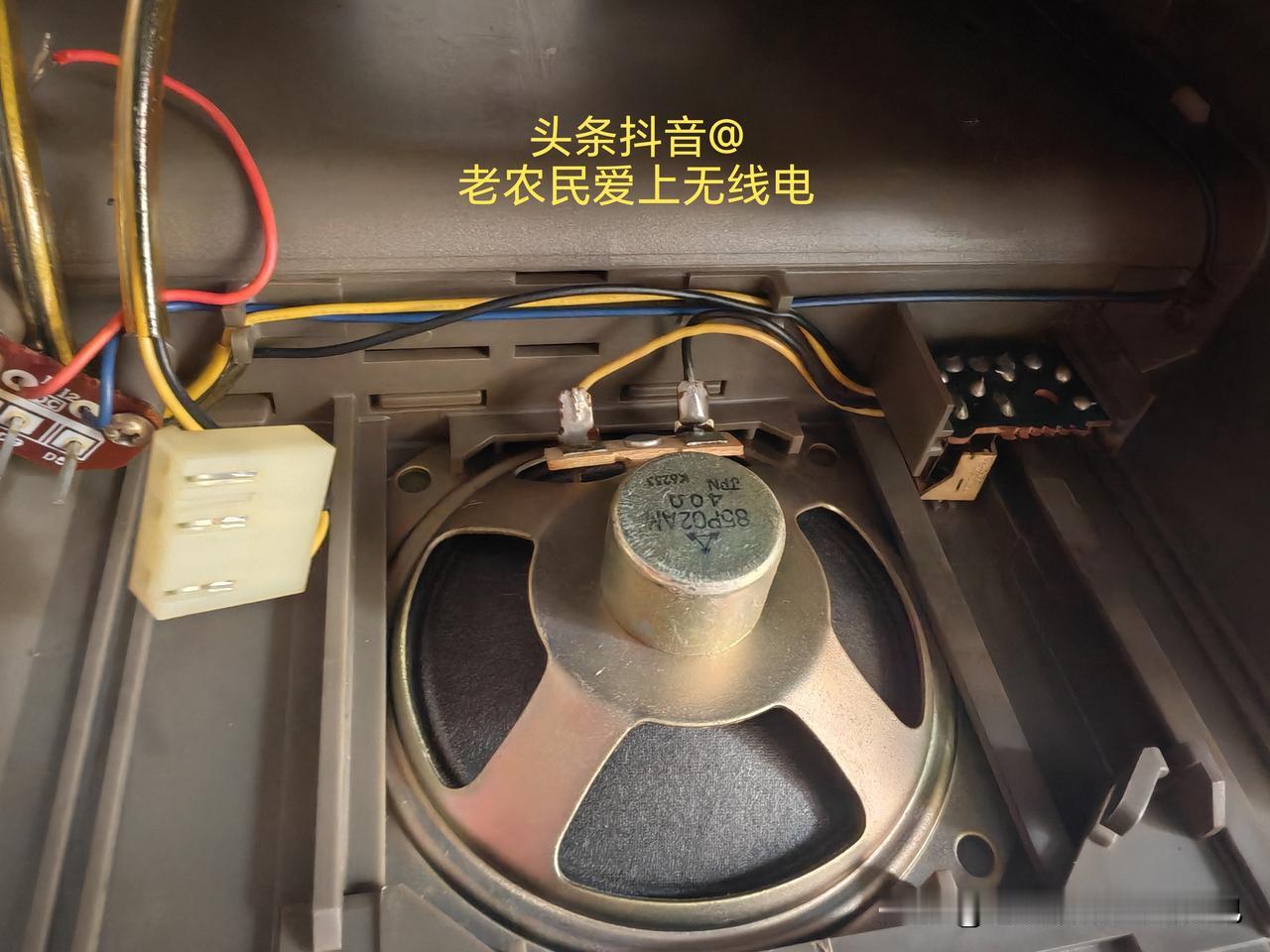 我家的第一台电视机是显像管黑白电视机，塑料壳子的，立式14英寸熊猫黑白电视机，大